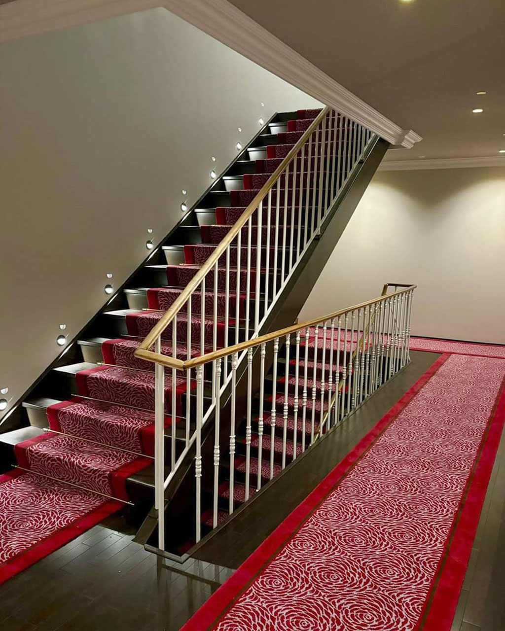 Tapis d’escalier motif Roses pixel posé sur un escalier foncé