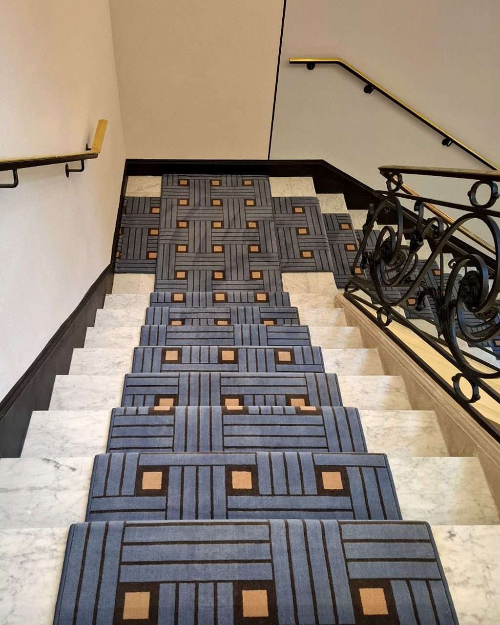 Tapis Escalier modèle Vannier pose dans un escalier en pierre