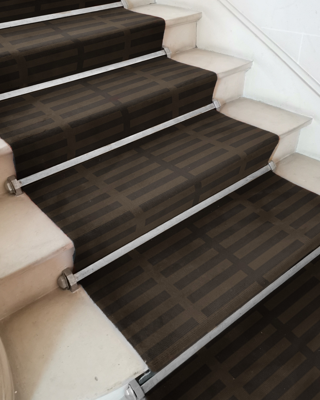 Tapis d’escalier Romain, motif graphique par Camille Techer