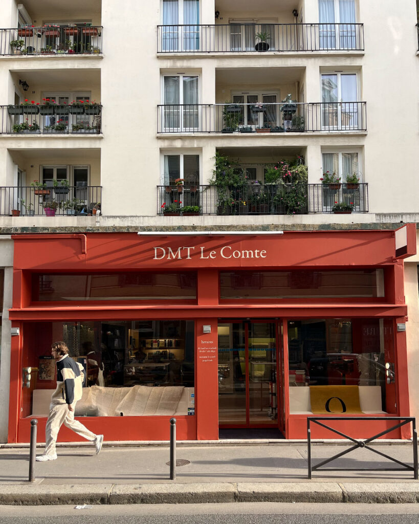 Façade du showroom DMT Le Comte à Paris spécialisé dans les tapis sur mesure