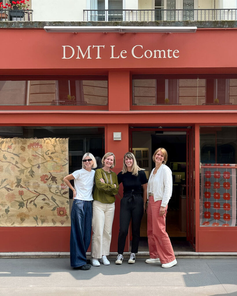 Équipe DMT Le Comte devant le showroom de tapis sur mesure à Paris