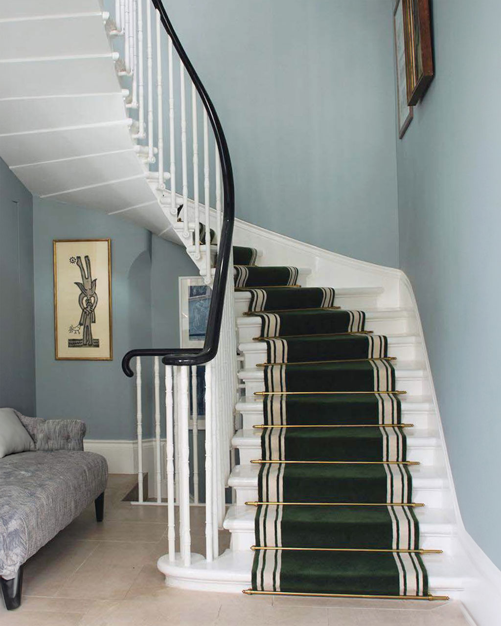Tapis d'escalier contemporain vert dans un escalier blanc
