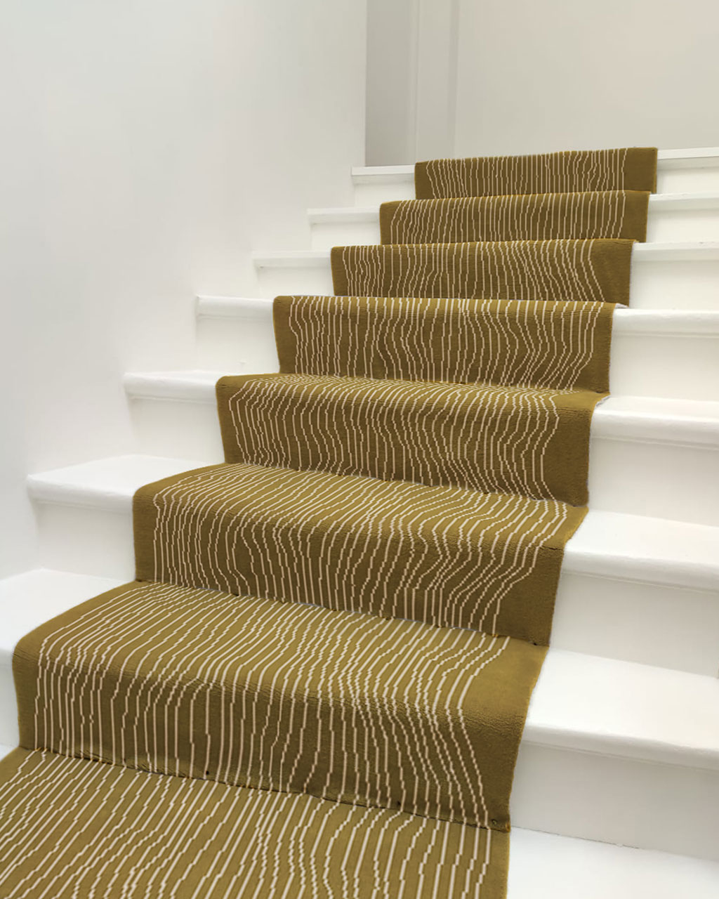 Tapis jaune à motif linéaire dans un escalier en bois blanc